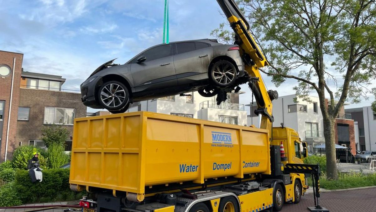 dompel container elektrische auto wordt in een dompel container geplaatst